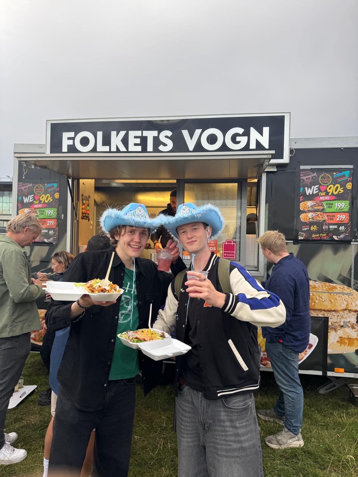 Gjester med fersk mat foran Folkets Matvogn
