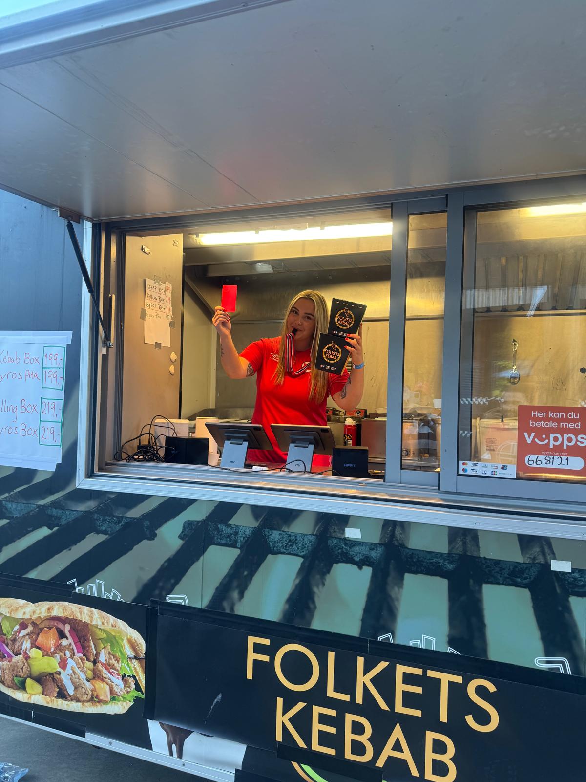 Servering fra vinduet i Folkets Matvogn